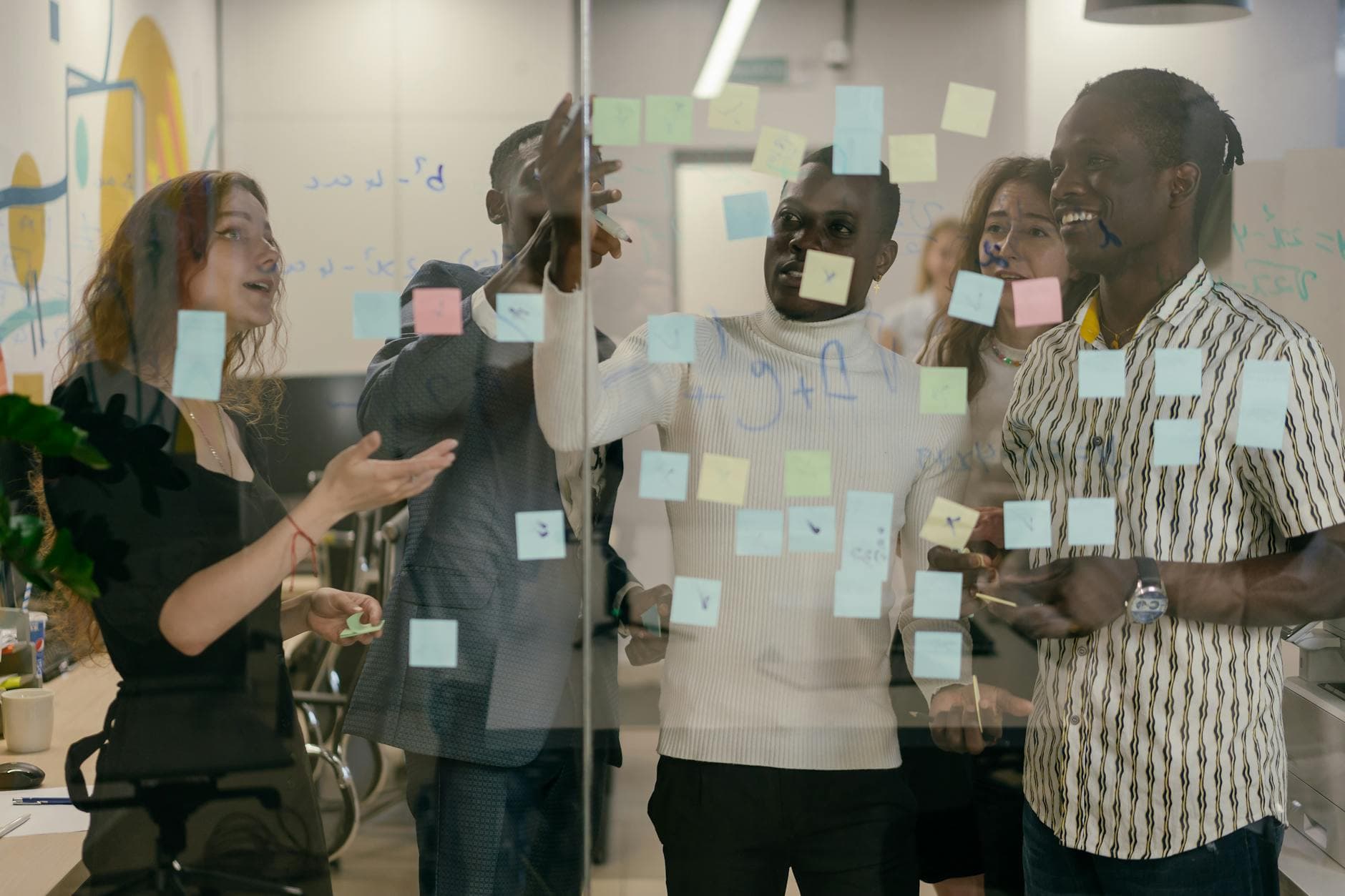 Dirigeant PME réalisant un diagnostic stratégique sur un tableau blanc